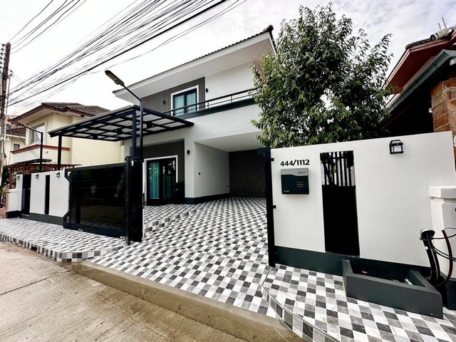 บ้านใหม่ทั้งหลังให้เช่าใกล้หาดจอมเทียน อยู่ในหมู่บ้าน มีรปภ.  มีสระส่วนกลาง เฟอร์ครบ
