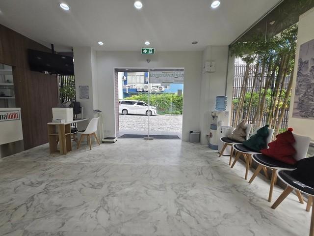P1202 ให้เช่า ขาย อาคารสำนักงาน 8 ชั้น ดาดฟ้า มีลิฟท์ ขนาด 1,000 ตรม. ซอยศรีนคริทร์ 40 ตรงข้ามซีคอน ใกล้รถไฟฟ้าสายสีเหลือง
