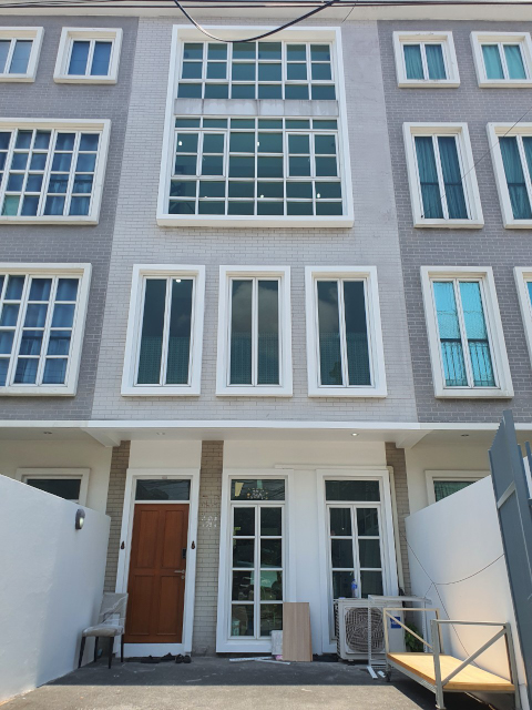 ขายทาวน์โฮม 3 ชั้น ลาดพร้าว 41 แยก 6-2 ขนาด 27 ตร.ว. 4 ห้องนอน 3 ห้องน้ำ ใกล้ MRT สายสีเหลือง สถานีภาวนา