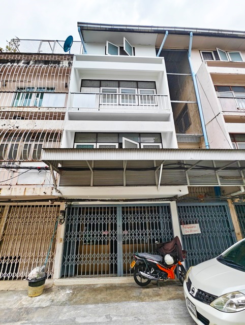 ให้เช่าทาวน์โฮม 4 ชั้น รีโนเวทใหม่ รร.นานาชาตินอินเวนท์ 1.1 กม. โทนสีขาว-สีน้ำตาล แนวคลาสสิค ใจกลางเมือง ย่านสาทร เหมาะสำหรับพักอาศัย 